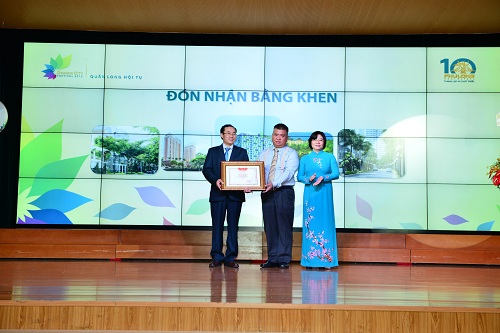 Đại diện Công ty địa ốc Phú Long đón nhận bằng khen do Bộ Xây dựng trao tặng